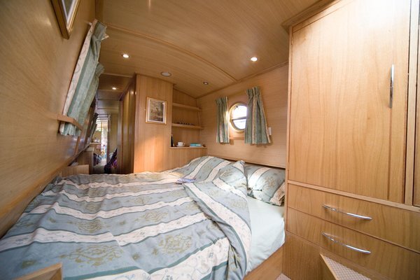  Double bed 
